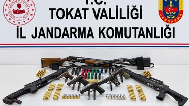 Tokat Yeşilyurt'ta 5 adrese eş zamanlı operasyon, çok sayıda silah ele geçirildi