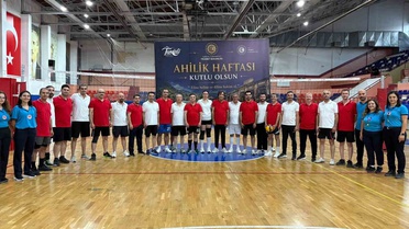 Tunceli'de protokol ile esnaf voleybolda kardeşlik için karşılaştı, maçı esnaflar 2-1 kazandı