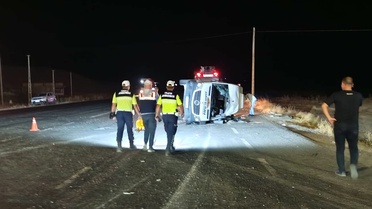 Van Başkale'de kamyonla minibüs çarpıştı, biri bir aylık bebek 13 kişi yaralandı