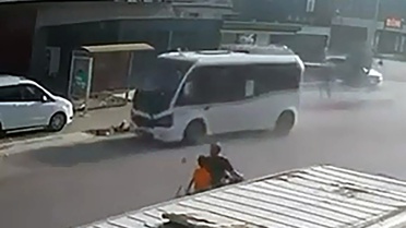 Adana'da minibüsün çarptığı 12 yaşındaki çocuk ağır yaralandı, kaçan sürücü gözaltına alındı