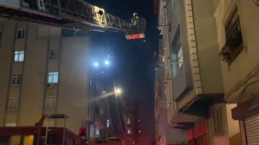 Zeytinburnu'nda 5 katlı binada yangın çıktı, dumandan etkilenen 5 kişi hastaneye kaldırıldı