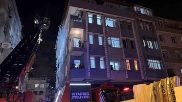 Zeytinburnu'nda bodrum yangınında dumandan etkilenen 5 kişi ambulansta tedavi edildi