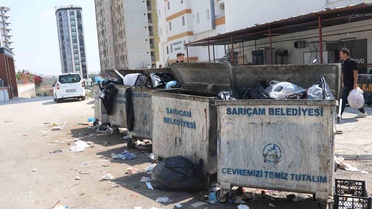 Adana Sarıçam'da çöpler birikti, mahalleli belediyeye kendi toplayarak tepki gösterdi
