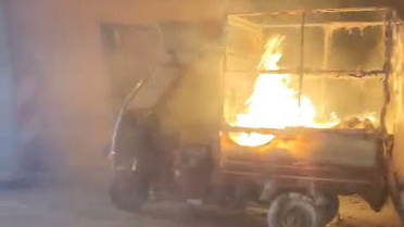 Bursa Yıldırım'da seyir halindeki 3 tekerli motosiklet alev alıp yandı