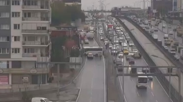Avcılar D-100'de servis midibüsü iş yerinin duvarına çarptı, ekipler olay yerinde