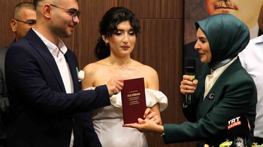 Bakan Göktaş, Denizli'de evlilik desteği alan çiftin nikah şahidi oldu