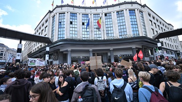 Brüksel'de 5 bine yakın öğrenci kayıt ücreti artışını protesto etti