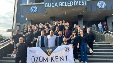 Buca Belediyesi önünde 7 aydır maaş alamayan 80 çalışan eylem yaptı