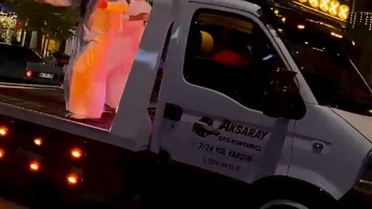 Seyir halindeki çekicinin üstünde dans ettiler, fatura ağır oldu