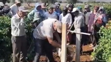 Üzüm fiyatı 18 TL'den 10 TL'ye düşünce çiftçi bağda sela okudu