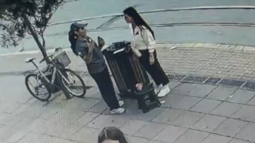 Eskişehir'de çöp kutusuna bırakılan telefonu 4 dakikada çalan şahıs, genç kadından geri istendi