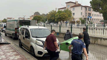 Eşini çalıştığı markette öldürüp aynı silahla intihar etti