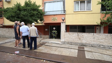 Denizli Merkezefendi'de apartman yangınında 2 kişi dumandan etkilendi