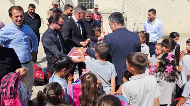 Dicle'de İlköğretim Haftası coşkuyla kutlandı, öğrencilere çanta ve kırtasiye hediye edildi