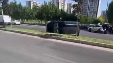 Diyarbakır Kayapınar'da hafif ticari araç refüje çarpıp yan yattı, 1 kişi yaralandı