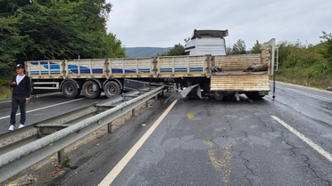Düzce'de makaslayan tır bariyere çarptı, Akçakoca yolu ulaşıma kapandı