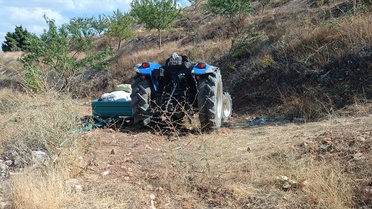 Elazığ Keban'da badem hasadında devrilen traktörde 2 kişi yaralandı