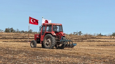 Ertuğrul Fırkateyni’nin 136. yılında tarlaya traktörle dostluk mesajı yazdı