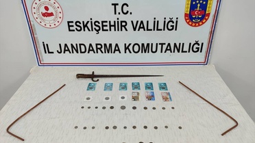 Eskişehir Odunpazarı'nda operasyonda 46 sikke ve tarihi kılıç ele geçirildi