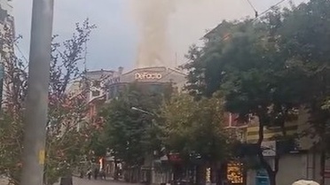Eskişehir Odunpazarı'nda giyim mağazasının çatısındaki yangın söndürüldü