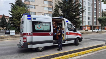 Eskişehir'de yaya geçidinde otomobilin çarptığı bisiklet sürücüsü yaralandı