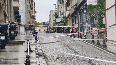 Fatih'te yıkım kararı verilen 5 katlı otelin çatı katı çöktü