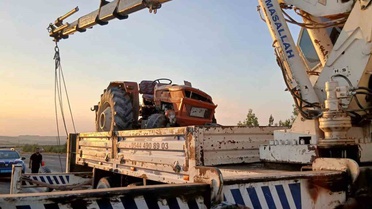 Şanlıurfa Bozova'da fıstık yüklü traktör şarampole devrildi, sürücü ağır yaralandı