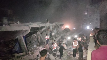 Gazze'nin batısında yerinden edilmiş Filistinlilerin kaldığı 6 katlı bina yıkıldı, en az 8 ölü