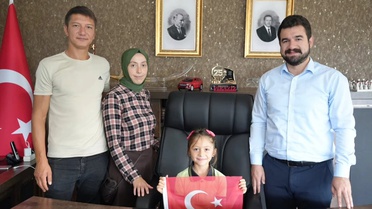 Giresun'da bisiklet süren çocuğun yerdeki Türk bayrağını alarak öpmesi kamerada