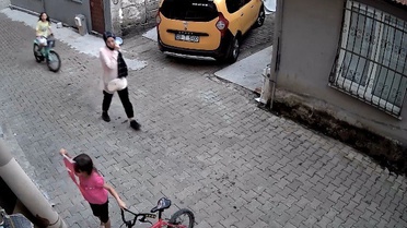 Giresun Piraziz'de bisikletli çocuk yerdeki Türk Bayrağı'nı öpüp kaldırdı
