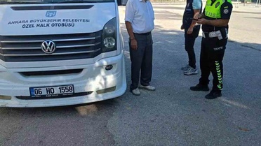 Güdül'de jandarma okul servislerini denetledi, kurallara uymayan sürücülere işlem yapıldı