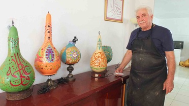 76 yaşındaki hattat, su kabağına işlediği eseri Külliyesi'ne ulaştırmak istiyor