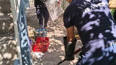 İskenderun Modernevler'de eve giren yılan itfaiye ekiplerince zarar verilmeden yakalandı