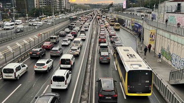 İstanbul'da akşam trafiği yağışla yüzde 78'e çıktı, D-100'de kuyruklar oluştu