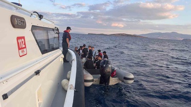 İzmir Aliağa açıklarında lastik bottaki 15 düzensiz göçmen yakalandı