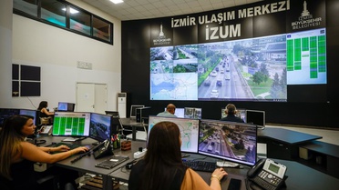 İzmir'de okul trafiği İZUM'un 85 kamerasıyla anlık izleniyor