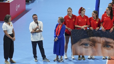 İzmir'in kadın voleybol takımları sahaya 'karma takımla' çıktı
