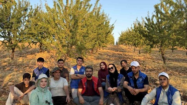Kahta'da gönüllü gençler çiftçilerle badem hasadı yaptı