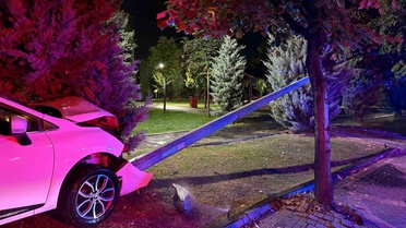 Kayseri Talas'ta kontrolden çıkan otomobil elektrik direğini devirdi, kazada yaralanan olmadı
