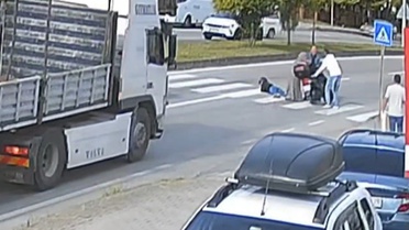 Bartın'da kırmızı ışığı fark eden motosiklet sürücüsü ön frene basınca yola savruldu