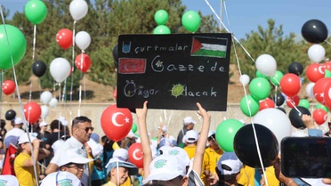 Konya'da Gazzeli çocuklar için uçurtma ve balonlar gökyüzüne bırakıldı