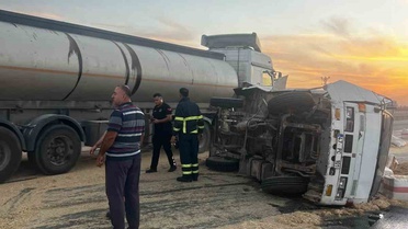 Mardin Kızıltepe'de tırla çarpışan saman yüklü kamyonet devrildi, sürücü yaralandı