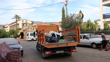 Marmaris'te yalnız yaşayan 75 yaşındaki kadının evinden bir kamyon atık çıkarıldı