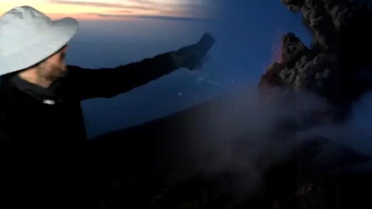 Meksikalı yayıncı Zendejas canlı yayında Fuego Yanardağı'nın patlamasını görüntüledi