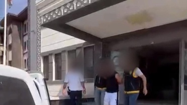 Mersin Tarsus'ta 4 suçtan aranan zanlı yakalandı, adreste 4 tabanca ele geçirildi