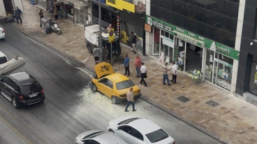 Denizli'de seyir halindeki otomobil yandı, temizlik işçileri söndürdü