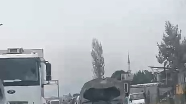 Bursa'da kaputu açık otomobilin motoru üzerinde giden kişi kamerada