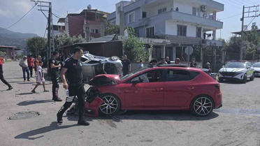 Hatay Payas'ta iki otomobil çarpıştı, 4 kişi yaralandı