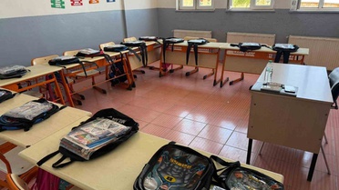 Patnos'ta polis memuru Şahin, yüzlerce öğrenciye çanta ve kırtasiye ulaştırdı