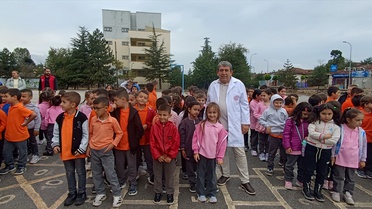 Pazaryeri'nde İlköğretim Haftası törenle başladı, miniklere hediye verildi